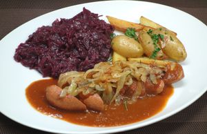Bratwurst/Sausage Bratkartoffeln/potatoes Rotkohl/red cabbage Zwiebel/onions at Vaust Braugaststatte in Berlin