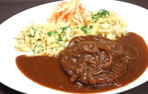 Zwiebel-Seitan-Rostbraten in Rotweinjus, mit Spätzle und Weisskraut-Mören-Salat
Vegan Roast of Seitan and onions in red-wine-jus, with pasta and white cabbage-carrot-salad
Daily special 03/13/2018 at Vaust Braugaststatte in Berlin