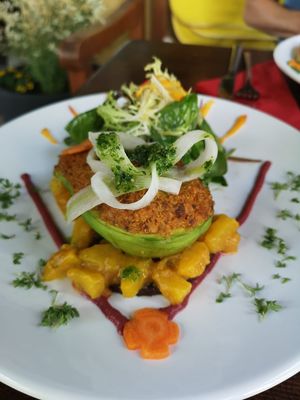 Avocado mit quinoa gefüllt auf mango chutney mit Salat  at Vaust Braugaststatte in Berlin