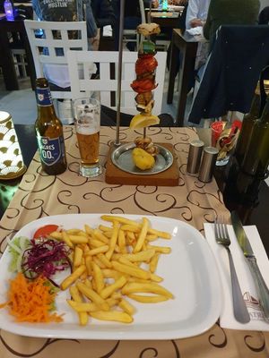 Kebab, French fries and salad at O Catraio in Albufeira