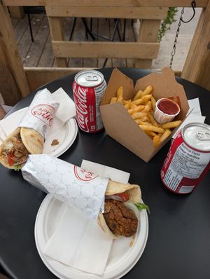 J'ai pris le pita au falafel. Mon conjoint qui n'est pas vegan a prit celui au poulet. J'ai vraiment apprécié l'option vegan! 
Prix raisonnable également. at Gyros on the Lake in Niagara-on-the-lake