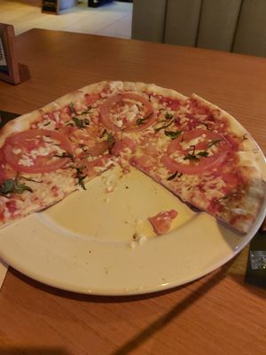 Vegan Margherita pizza at La Pizzarra in Cancun