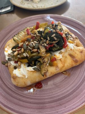 Pinsa met gegrilde groenten en feta   at Barista Cafe Emmen in Emmen