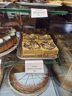 Vegan cake option: "Snickers" bar at Konditori Lyran in Stockholm
