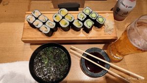 Zamówiłem 3 rodzaje sushi i miso. Było pyszne at Itamae Sushi Shimbashi in Tokyo