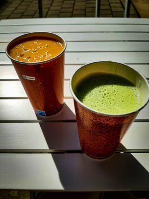 Selleriesaft und Papayasmoothie at Saju in Munich