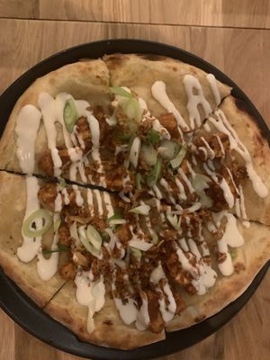 Pizza mit Blumenkohlwings, sehr würzig   at Virtuous Pie in Cologne