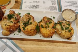 Garlic knots appetizer at Virtuous Pie in Cologne