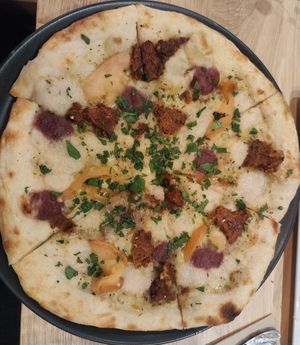 Himmel + Äd pizza at Virtuous Pie in Cologne