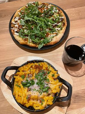 Pizza Pesto CBR & Mac&Cheese  at Virtuous Pie in Cologne