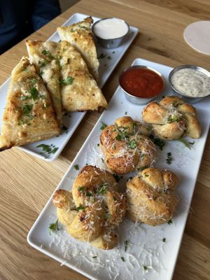 Cheesy-Garlic-Focaccia und Garlic-Knots  at Virtuous Pie in Cologne