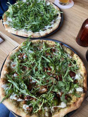 Superfunghi und Pesto-CBR Pizzen  at Virtuous Pie in Cologne