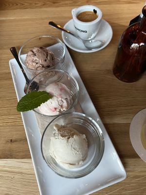 Eis-Creme-Trio (Haselnuss-Schoko, Himbeer-Cheesecake, Vanille)  at Virtuous Pie in Cologne