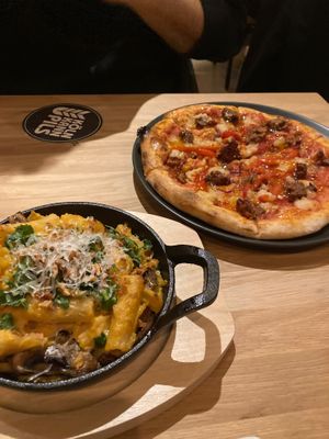 Mac&Cheese and pizza at Virtuous Pie in Cologne