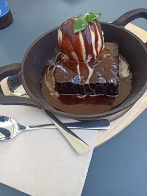 Brownie mit Eis at Virtuous Pie in Cologne