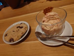 Chocolate Chip Cookie & Himbeer Cheesecake Eis #Veganuary at Virtuous Pie in Cologne