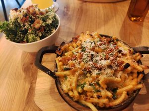 Mac n' Cheese and small ceaser salad with bread croutons and bacon at Virtuous Pie in Cologne