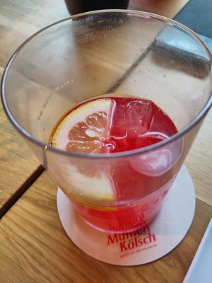 Leckere Sauerkirschlimo at Virtuous Pie in Cologne