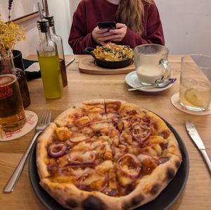 Truffle Mac And Cheese / Hawaiian Summer Pizza at Virtuous Pie in Cologne