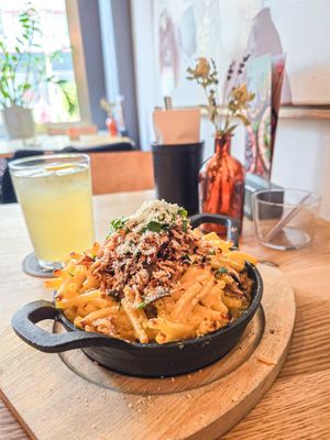 TRUFFLE MAC PFANNE
Makkaroni-Nudeln, Cashew-Creme, Pilze der Saison, Trüffelöl, Röstzwiebeln, Parmesan, Petersilie at Virtuous Pie in Cologne