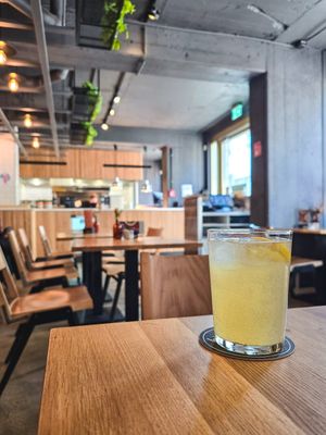 Hausgemachte Zitronen-Limonade at Virtuous Pie in Cologne