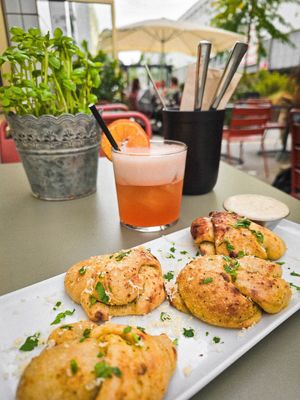 Garlic Knots und Aperol Sour at Virtuous Pie in Cologne