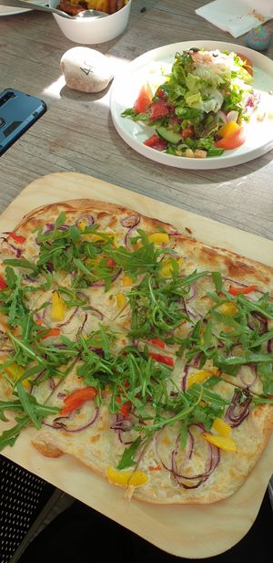Veganer Flammkuchen und Veganer gemischter Salat at Deichkiste in Schoenberg