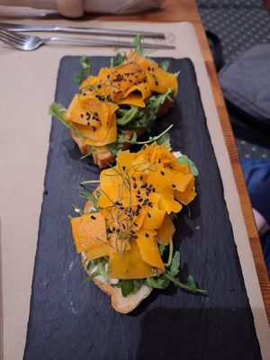 Crostini con finto salmone di carote at L'Aia in Mezzana