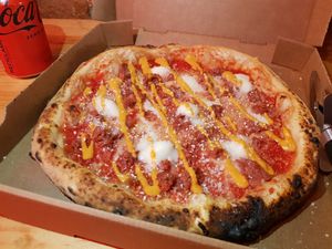 Cheeseburger pizza at El Vato Loco in Barcelona