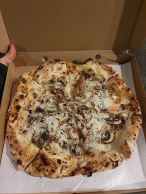 Pizza funghi (13€) at El Vato Loco in Barcelona