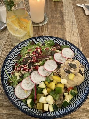 Gartensalatbowl veganisiert  at Schlossgarten Café Restaurant Bar in Murnau