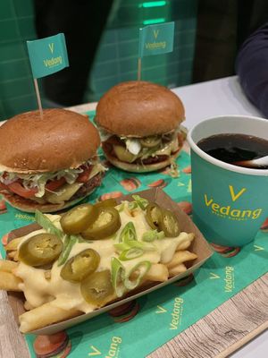 beyond burger and chili cheese fries   at Vedang Green Burger - Belgisches Viertel in Cologne