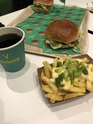  Cheesy Fries und chicken Burger  at Vedang Green Burger - Belgisches Viertel in Cologne