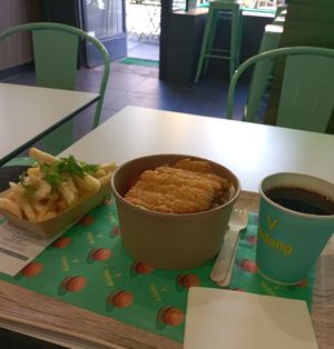 Crispy chick Salat mit cheesy fries at Vedang Green Burger - Belgisches Viertel in Cologne