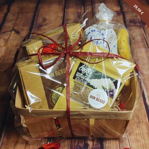 "Duo" gift basket
 
WITH TRADITIONAL PRODUCTS FROM MALLORCA
 
2 REDONETS OF YOUR CHOICE, SALTY COOKIES, 
FLAVOURED SALT FROM ES TRENC. at Bon Besso in Mallorca