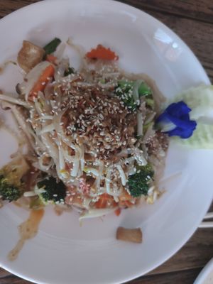 Pad Thai Tofu at La Carotte Qui Rit in Surat Thani
