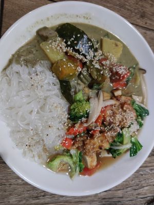 Steamed noodles with curry and stir-fried vegetables at La Carotte Qui Rit in Surat Thani