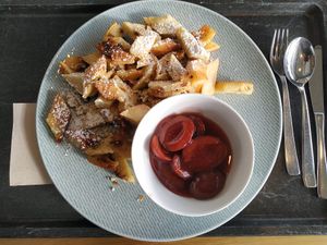 Kaiserschmarrn mit Pflaumenkompott #Veganuary at AKAFÖ Rote Bete in Bochum