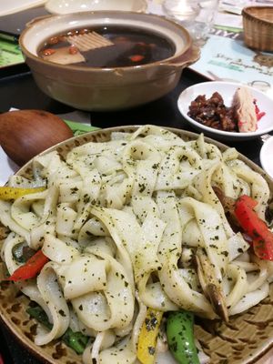 flat rice noodles with herbal soup at Puyu Hakka Leicha - 璞鈺擂茶  in Hsinchu