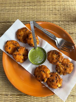 Vegetable pakota   at Shankara Vegis in Agra
