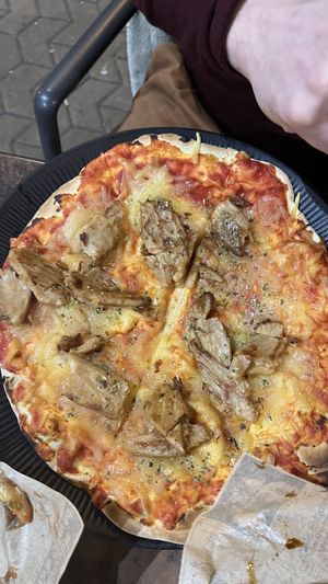 Pizza con heura  at Karpanta in Sevilla