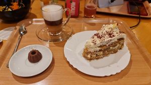 Veganer Apfelkuchen, Milchkaffee mit Hafermilch at Cassius Garten in Bonn