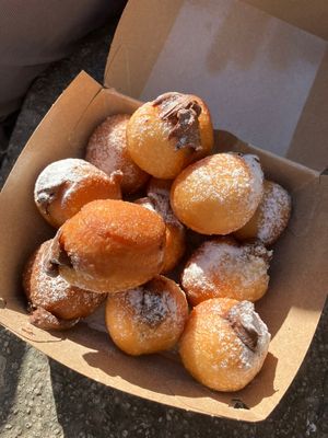 Mini  rellenos de chocolate  at La Moderneta in Girona