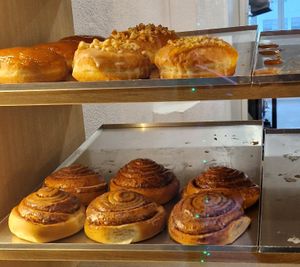 Cinamon rolls (a sota) i dònuts clàssics (a sobre) at La Moderneta in Girona