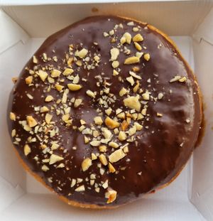 Dònut farcit de caramel i crema de cacauet (crema abundant i gustosa) at La Moderneta in Girona