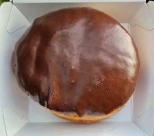 Dònut farcit de xocolata (crema abundant i gustosa) at La Moderneta in Girona