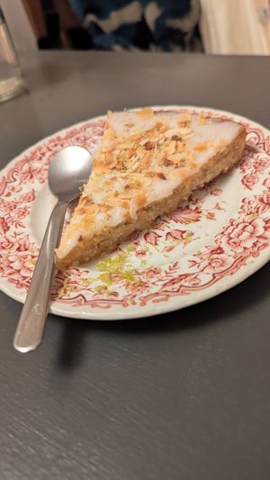Gâteau fondant aux amandes, glaçage fleur d'oranger at Grain de Sable in Marseille