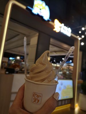 Soy soft serve ice cream at Shiba Jung ชิบะจัง ปังทวิสต์ - Siam Center - Maybe closed in Bangkok