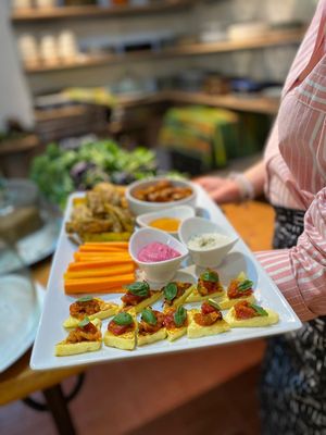 Plato para compartir, salsas de la casa sin conservantes at Aroiris Cocina Creativa in Filandia