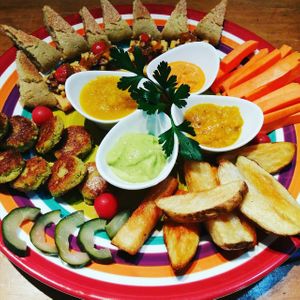 Plato compartir, croquetas de legumbres, montaditos en pan de arroz, papas rústicas, salsas de la casa at Aroiris Cocina Creativa in Filandia